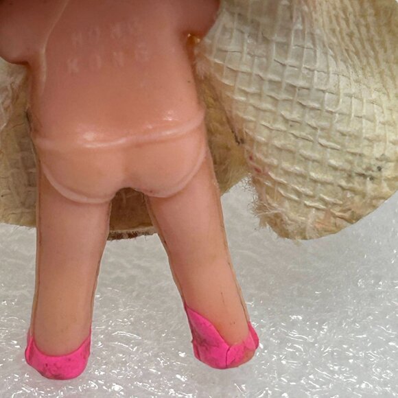 Vintage Little Kiddles Miniature Doll Toy Blonde Hair Gold Felt Pink Shoes 3" - Picture 9 of 10